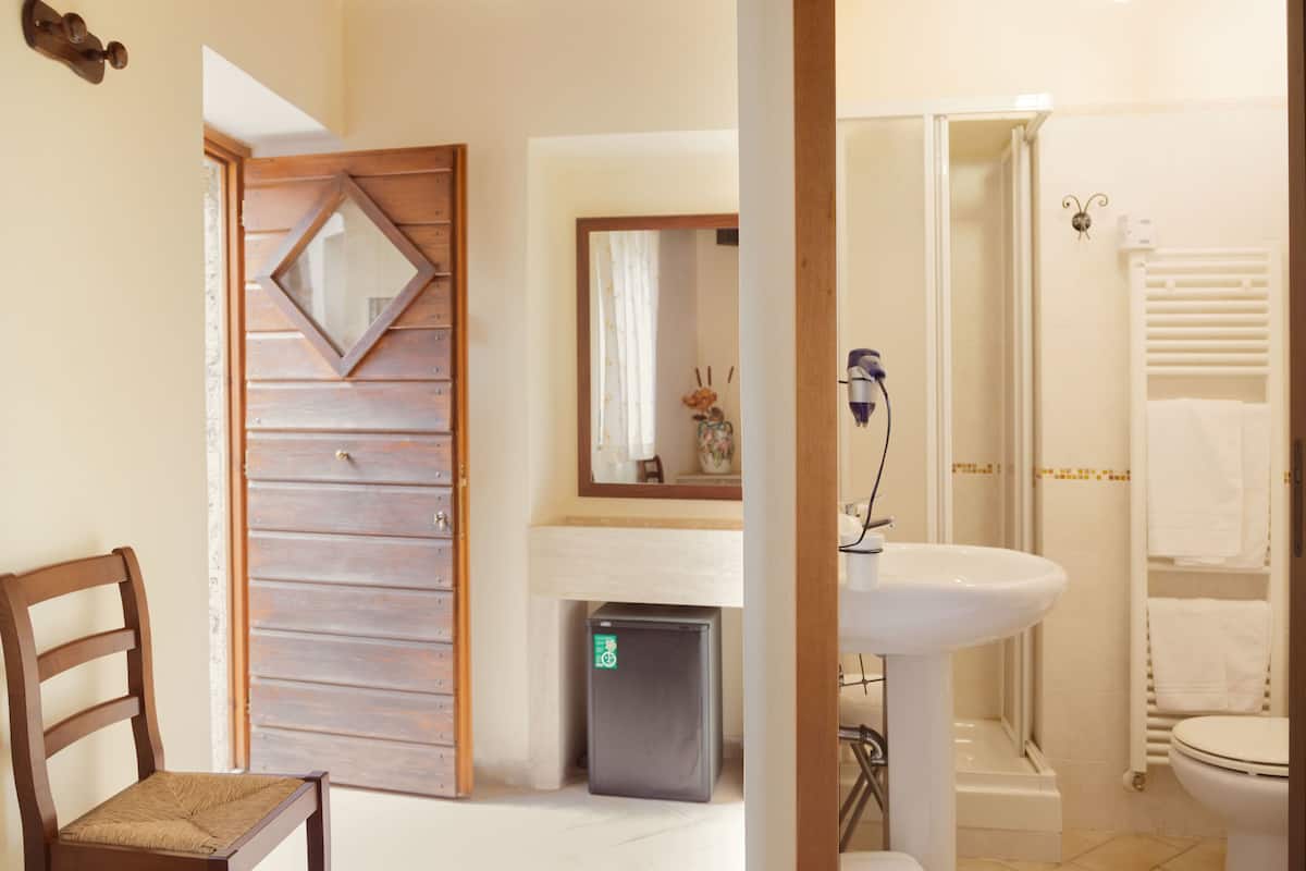 standard double room, 1 double bed, non smoking | desk, free wifi, bed sheets