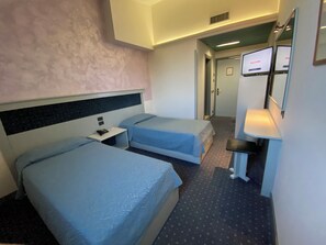 Ropa de cama de alta calidad y caja de seguridad en la habitación