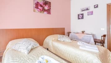 Doppelzimmer, Gemeinschaftsbad | Zustellbetten, kostenloses WLAN