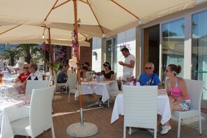 Frühstück, Mittagessen, Abendessen, lokale Küche 