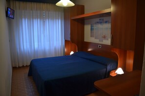 Minibar, coffres-forts dans les chambres, bureau