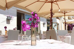 Frühstück, Mittagessen, Abendessen, lokale Küche 