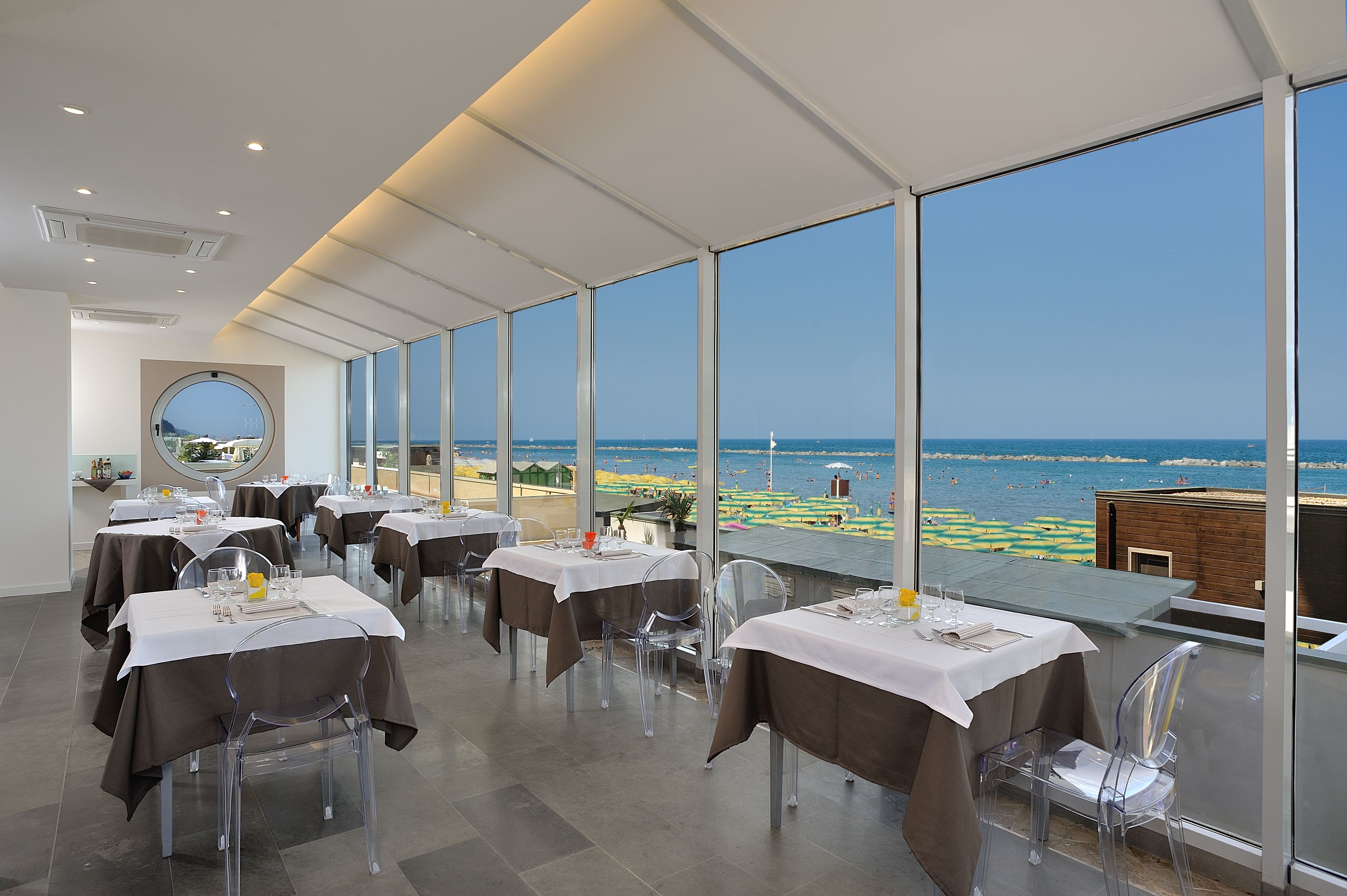 Se sirven comidas, cenas y cocina mediterránea 