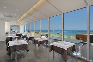 供应午餐和晚餐，地中海菜