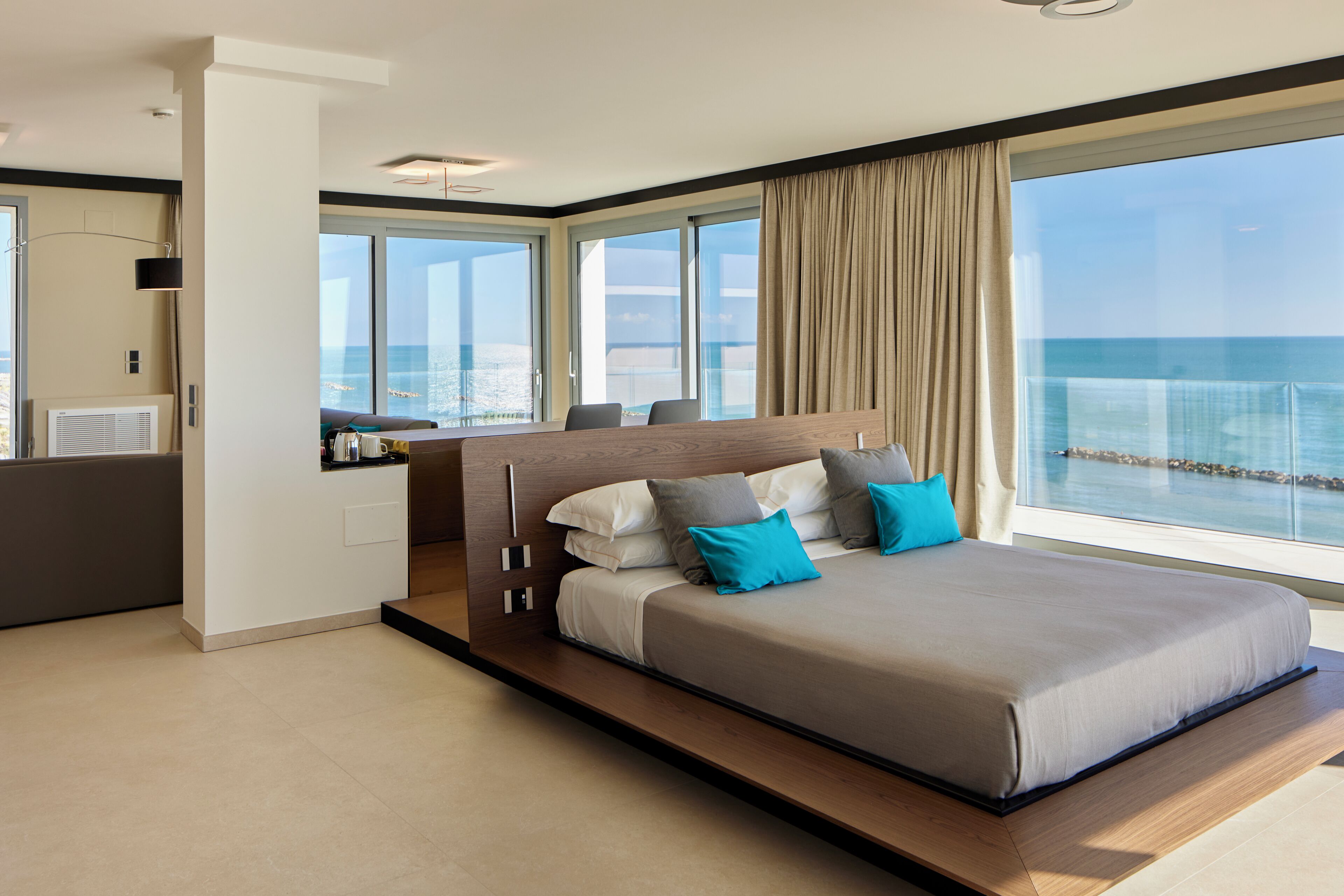 luxury room, sea view | in-room safe, desk, soundproofing, free wifi
