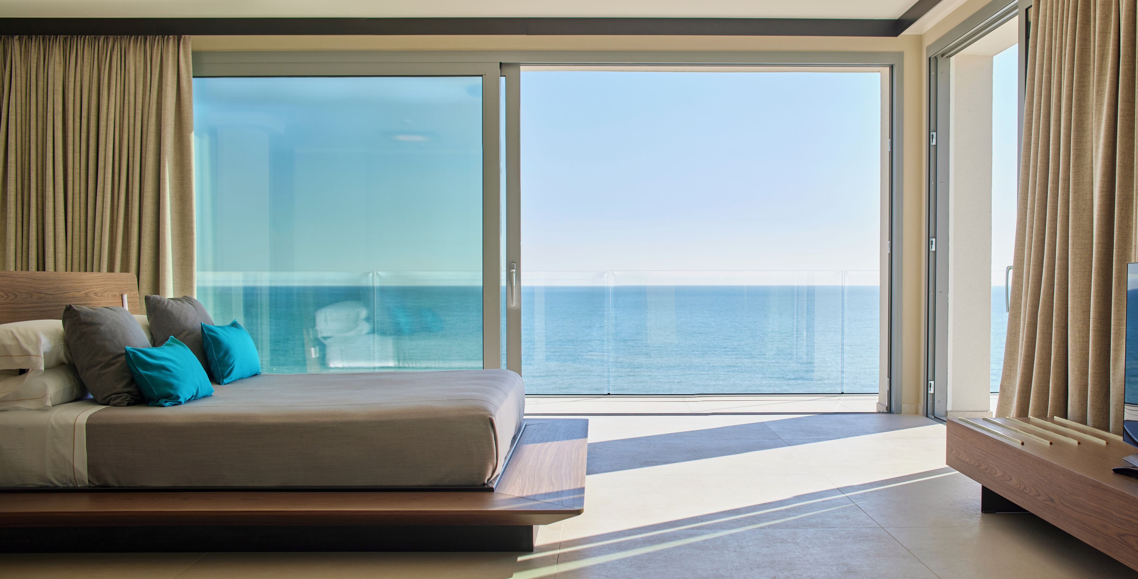 luxury room, sea view | in-room safe, desk, soundproofing, free wifi