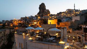 Se sirven desayunos, almuerzos, cenas y cocina turca