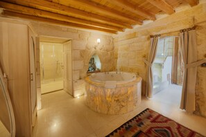 Superior Loft Suite | Bathroom | Jetted tub, rainfall showerhead, designer toiletries, hair dryer - Tafoni Houses Cave Hotel (Ürgüp)