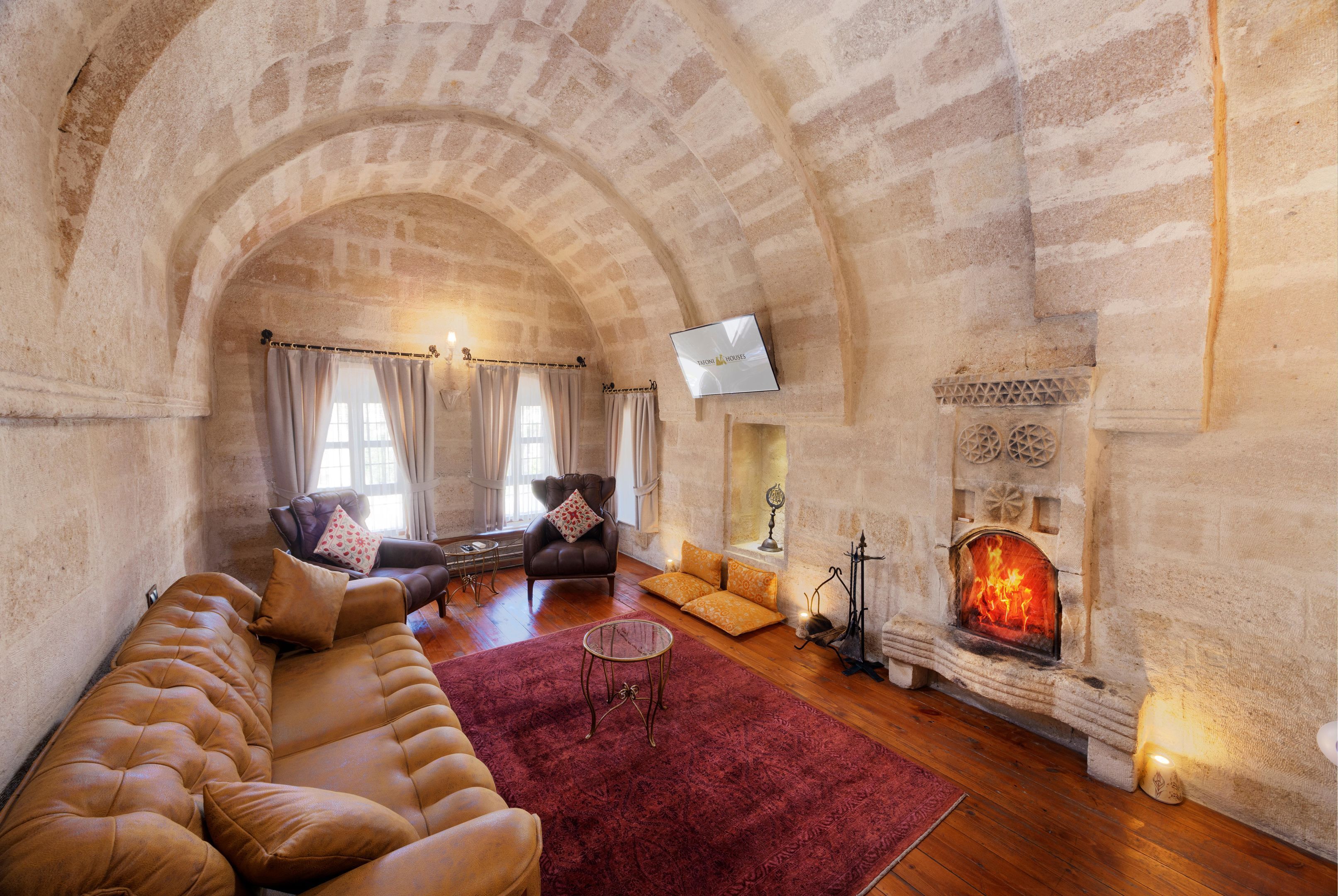 Superior Loft Suite | Wohnbereich | 75-Zoll-LCD-Fernseher mit Satellitenempfang, Kamin, Bücher