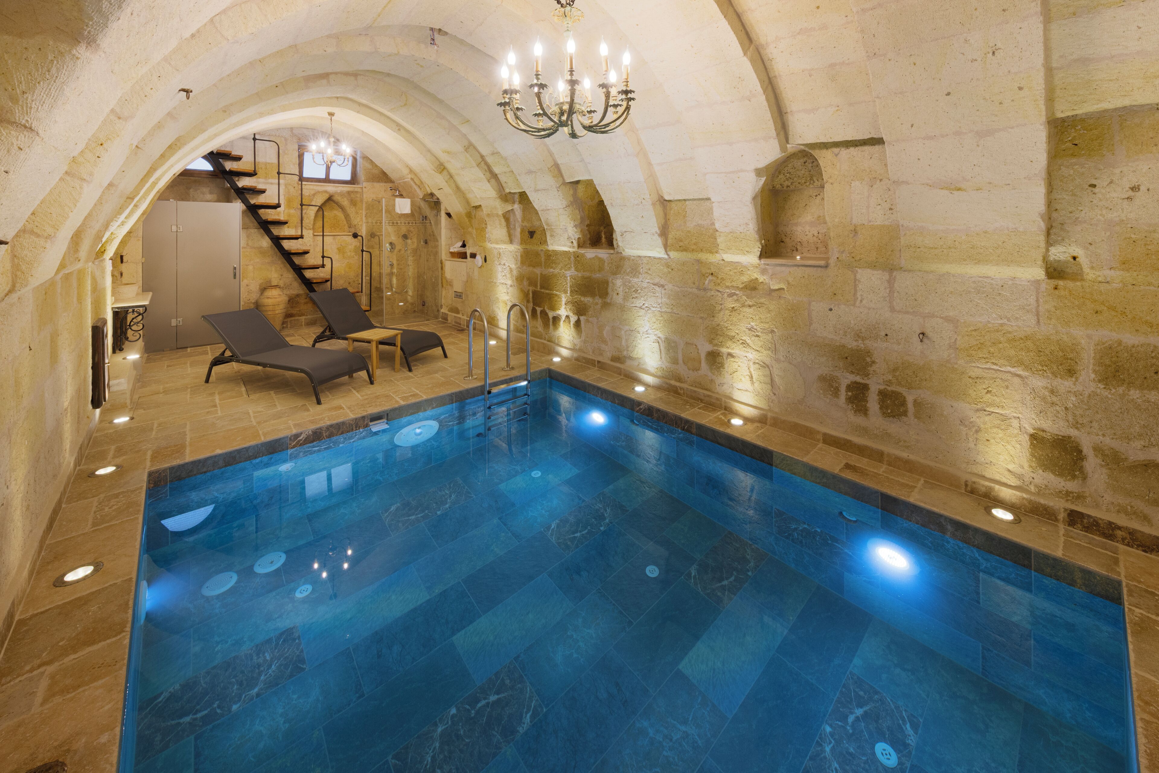 Villa Luxe, 1 très grand lit et 1 canapé-lit, accès piscine | Salle de bain | Baignoire à jets, douche à « effet pluie », articles de toilette de luxe