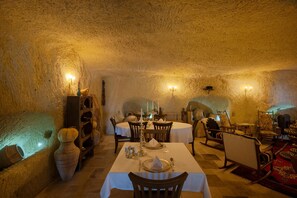 Ze serveren er ontbijt, lunch en diner 