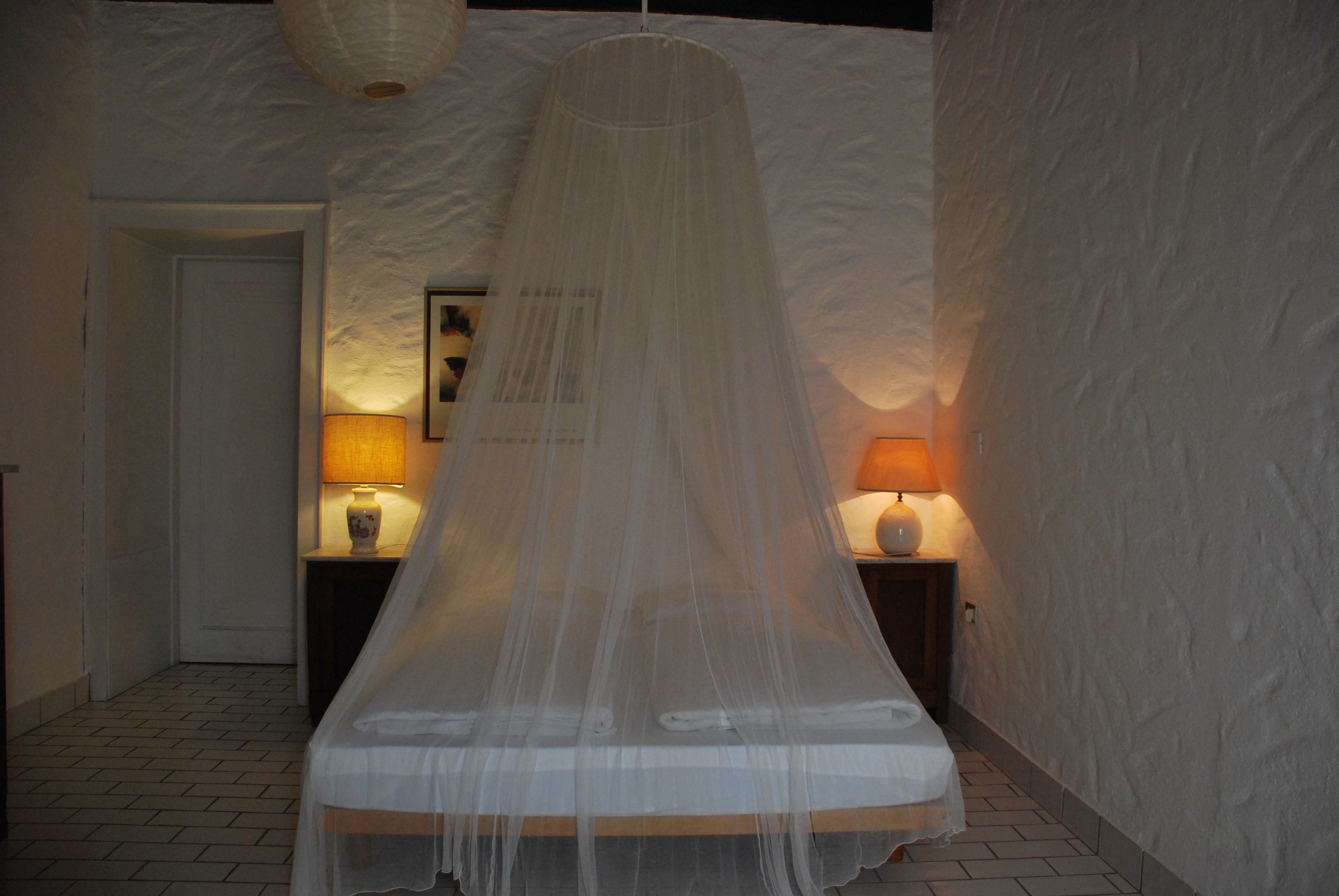 Escritorio, cunas (de pago), camas supletorias y wifi gratis