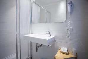 Shower, rainfall showerhead, free toiletries, hair dryer - Hotel Excelsior (Gabicce Mare)