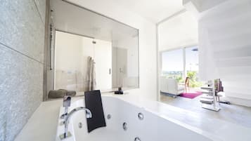 Duplex, Balcony | Jetted tub