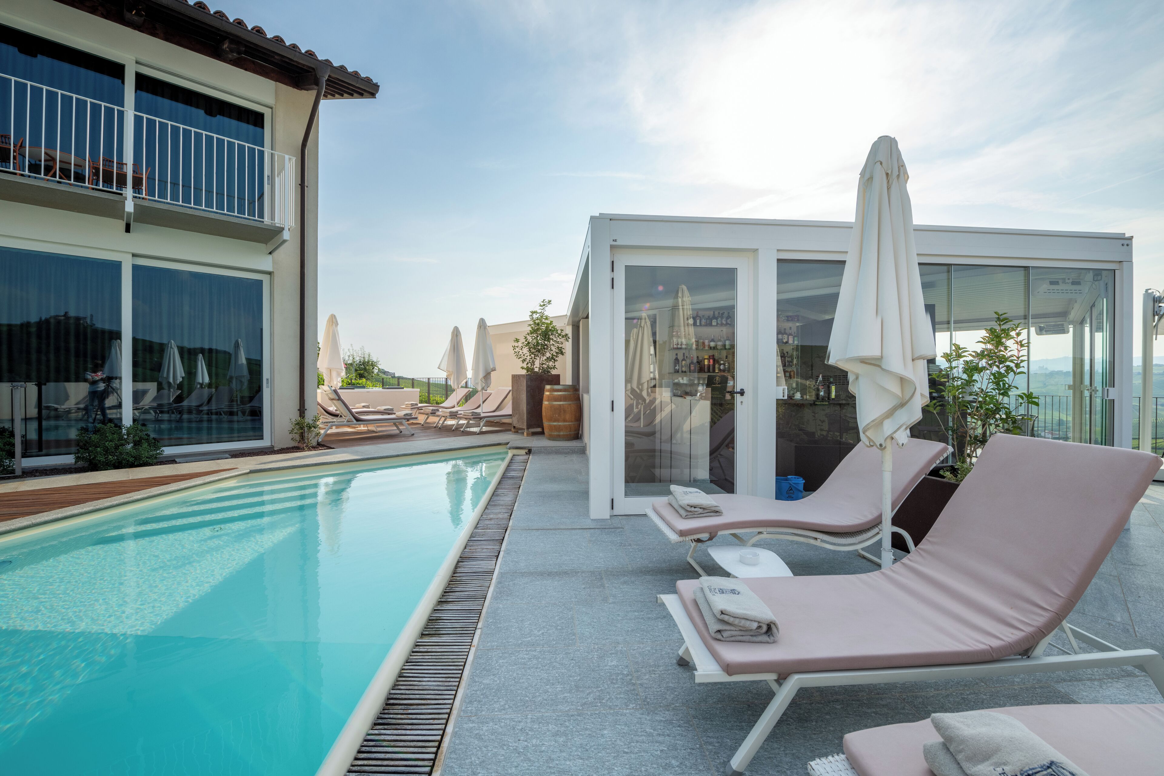 Utendørsbasseng, bassengparasoller og solsenger