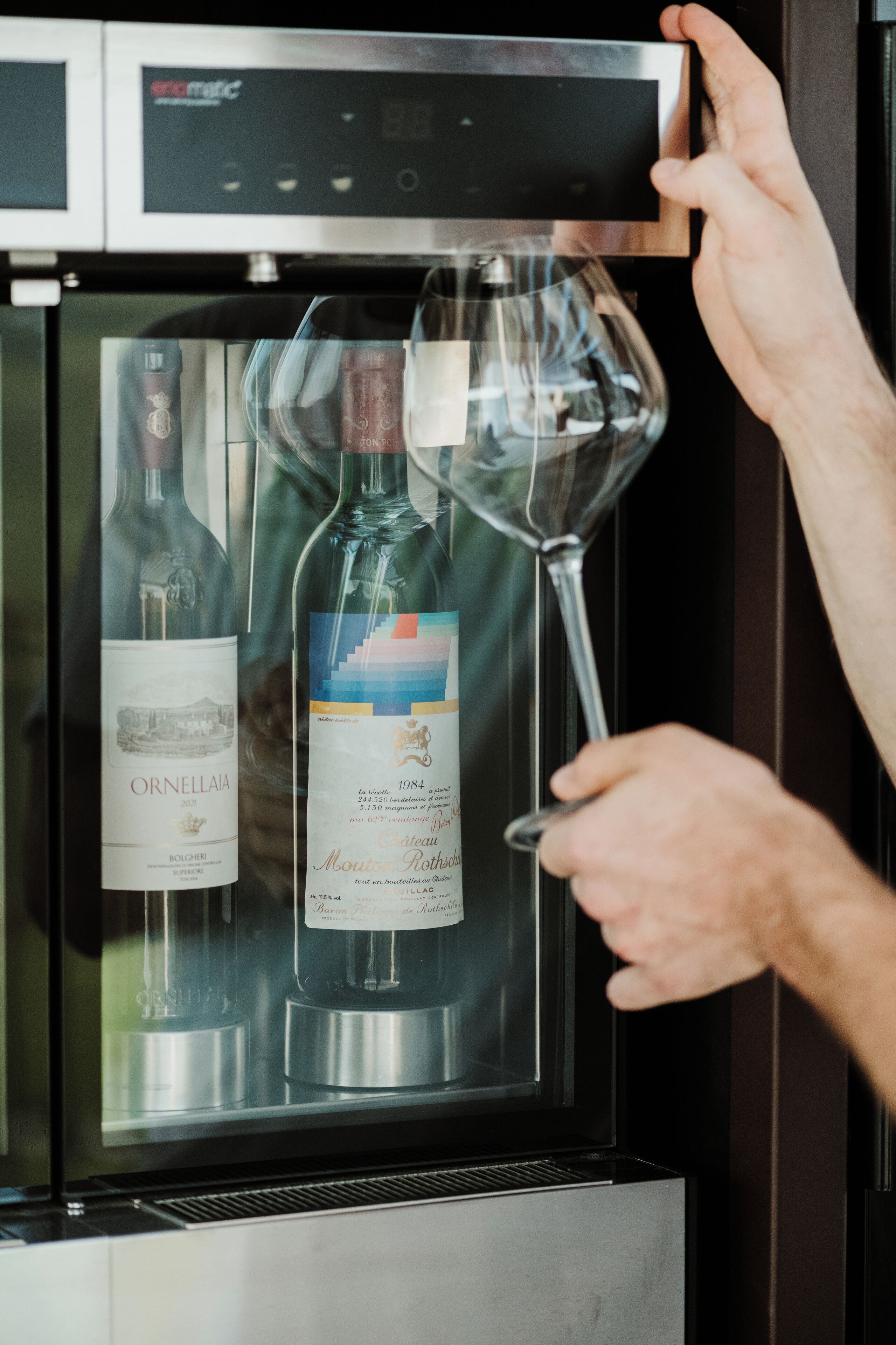 Une bouteille de vin et un verre à vin à l’intérieur d’un réfrigérateur.