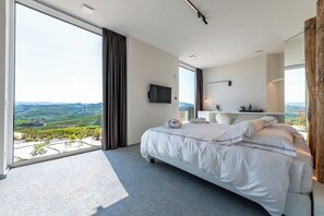 Junior dubbelrum - utsikt mot vingård | Sängtillbehör av högsta kvalitet, duntäcken och minibar