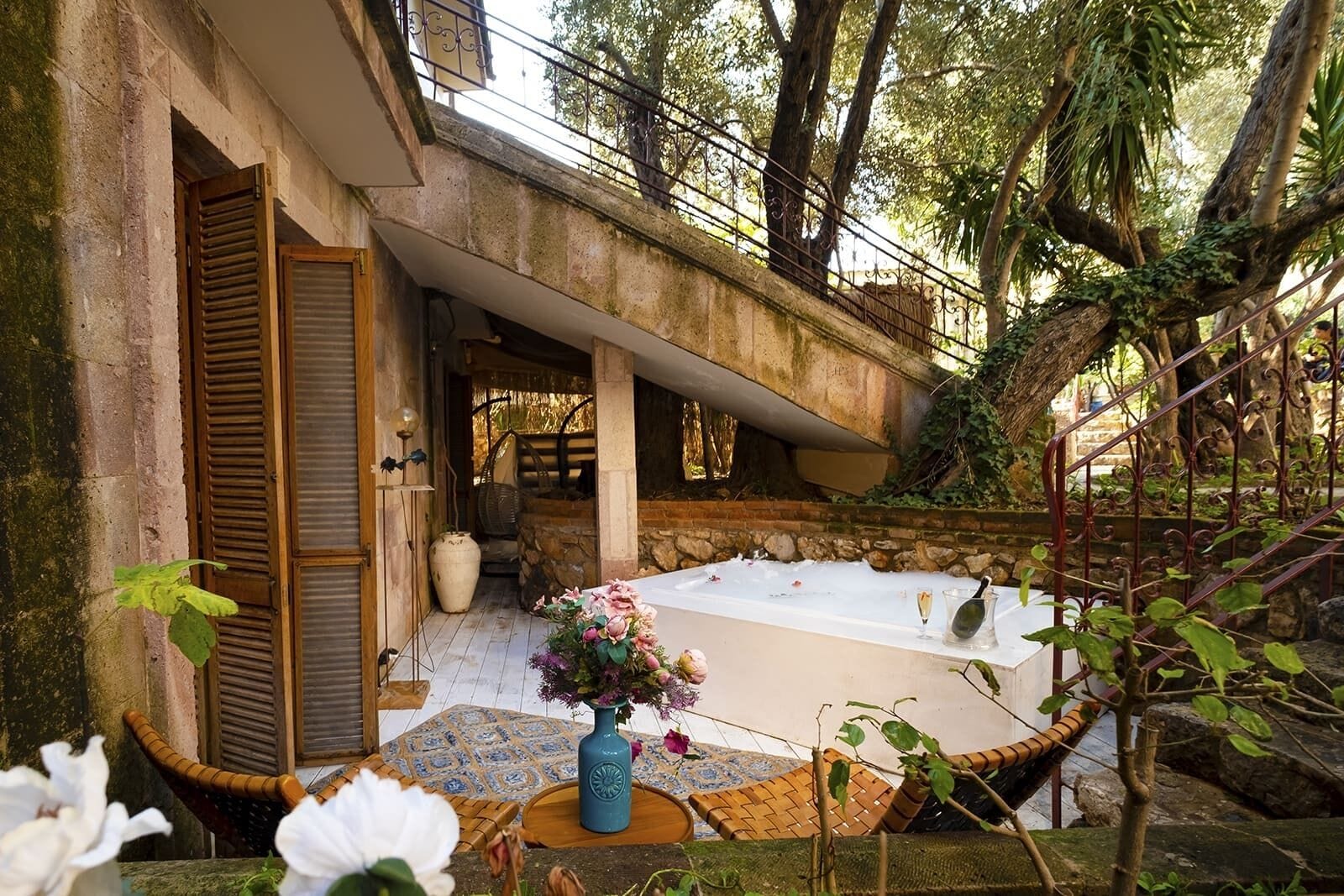 Garden Floor Double Room, Terrace with Jacuzzi | Baignoire à jets