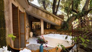 Garden Floor Double Room, Terrace with Jacuzzi | Baignoire Ă jets