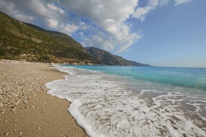 Una spiaggia nelle vicinanze