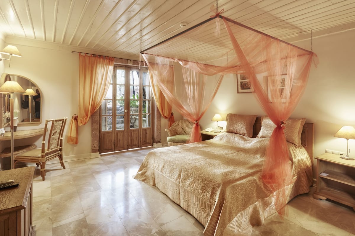 1 kamar tidur, minibar, brankas, dan didekorasi berbeda-beda