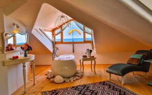 Superior Attic Room with Seaview | 1 間臥室、迷你吧、客房內保險箱、獨特裝潢