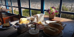 Café da manhã com buffet grátis todos os dias