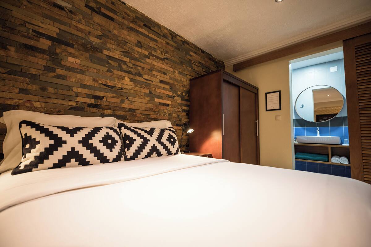 Zimmersafe, Schreibtisch, kostenloses WLAN, Bettwäsche