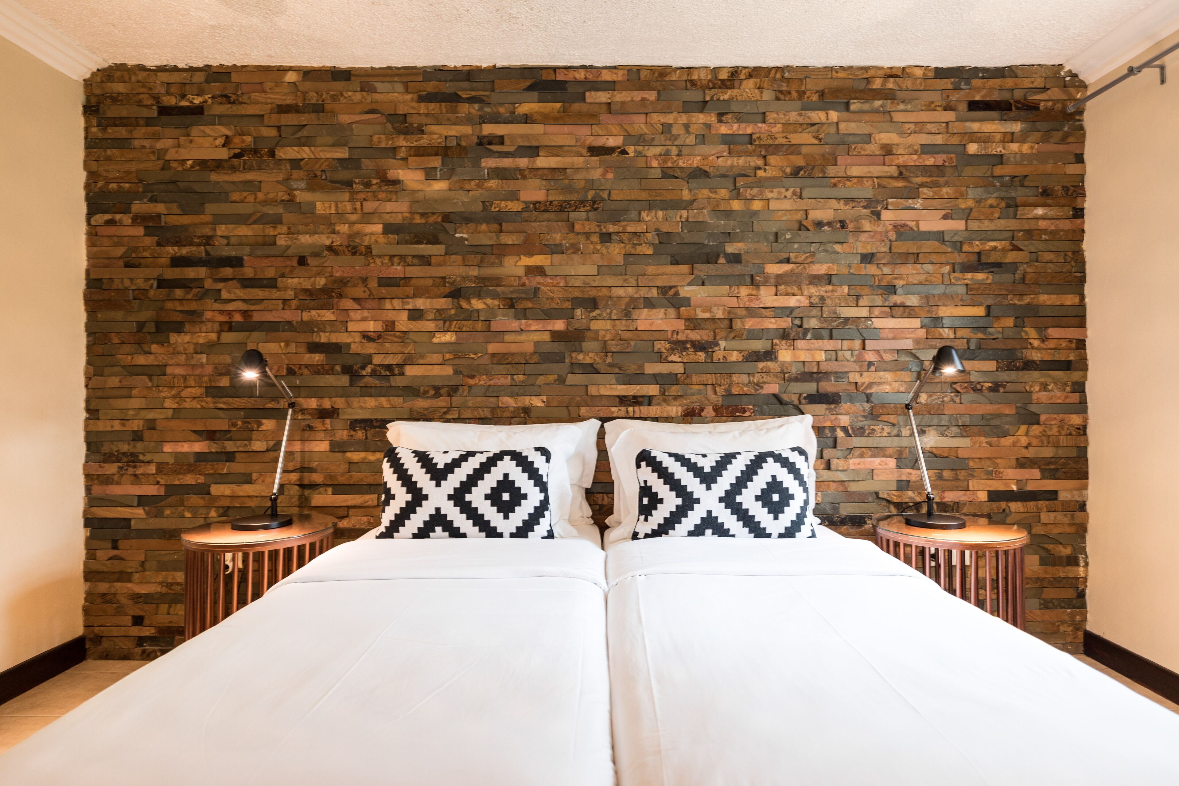 セーフティボックス (室内)、デスク、WiFi (無料)、ベッドシーツ