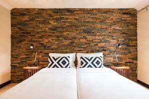 Zimmersafe, Schreibtisch, kostenloses WLAN, BettwÀsche