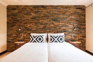 Cofres nos quartos, escrivaninha, Wi-Fi de cortesia, roupa de cama