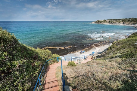 Playa privada, sillas reclinables de playa, sombrillas