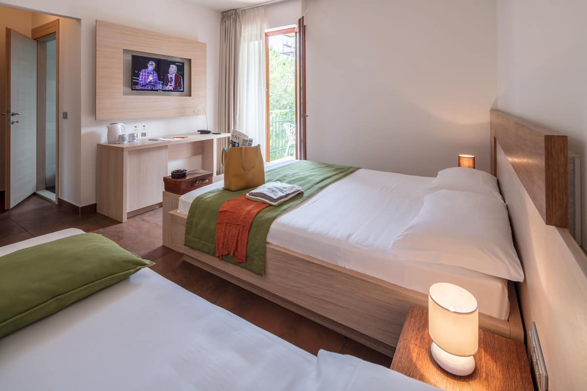 Driepersoonskamer, balkon | Een kluis op de kamer, een bureau, een strijkplank/strijkijzer