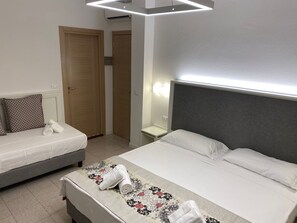 In-room safe, desk, iron/ironing board, cots/infant beds - Hotel Adria (Lignano Sabbiadoro)