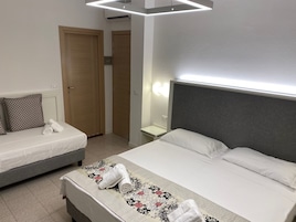 Chambre Triple, balcon, dans les dépendances | Coffres-forts dans les chambres, bureau, fer et planche à repasser