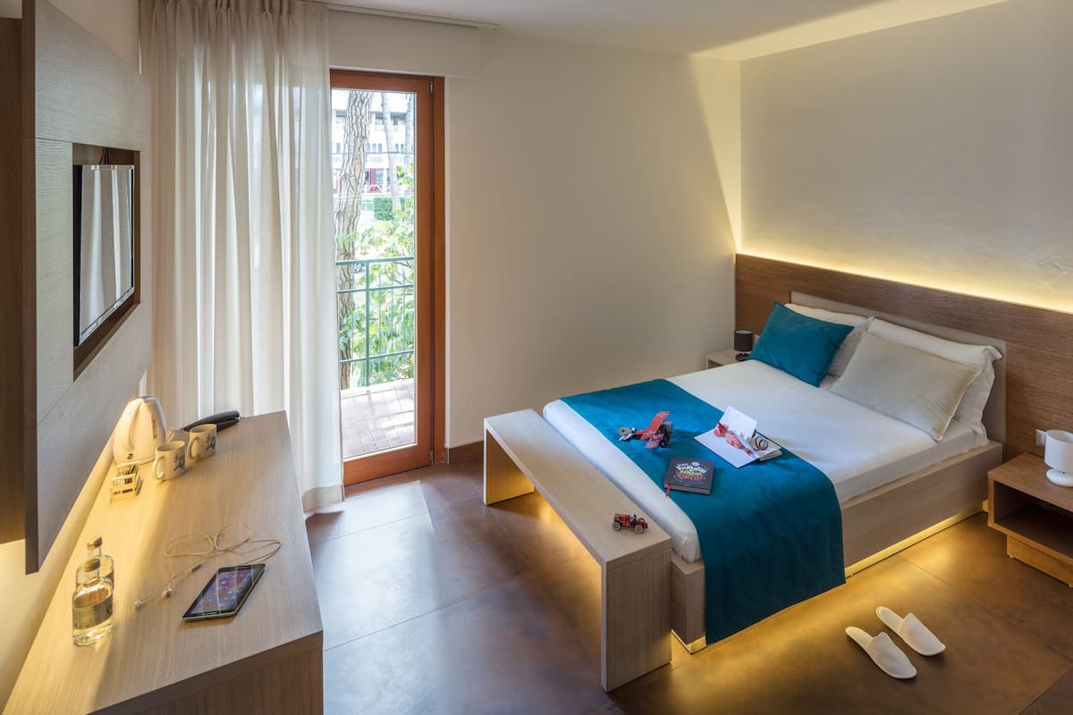 Tweepersoonskamer, balkon | Een kluis op de kamer, een bureau, een strijkplank/strijkijzer