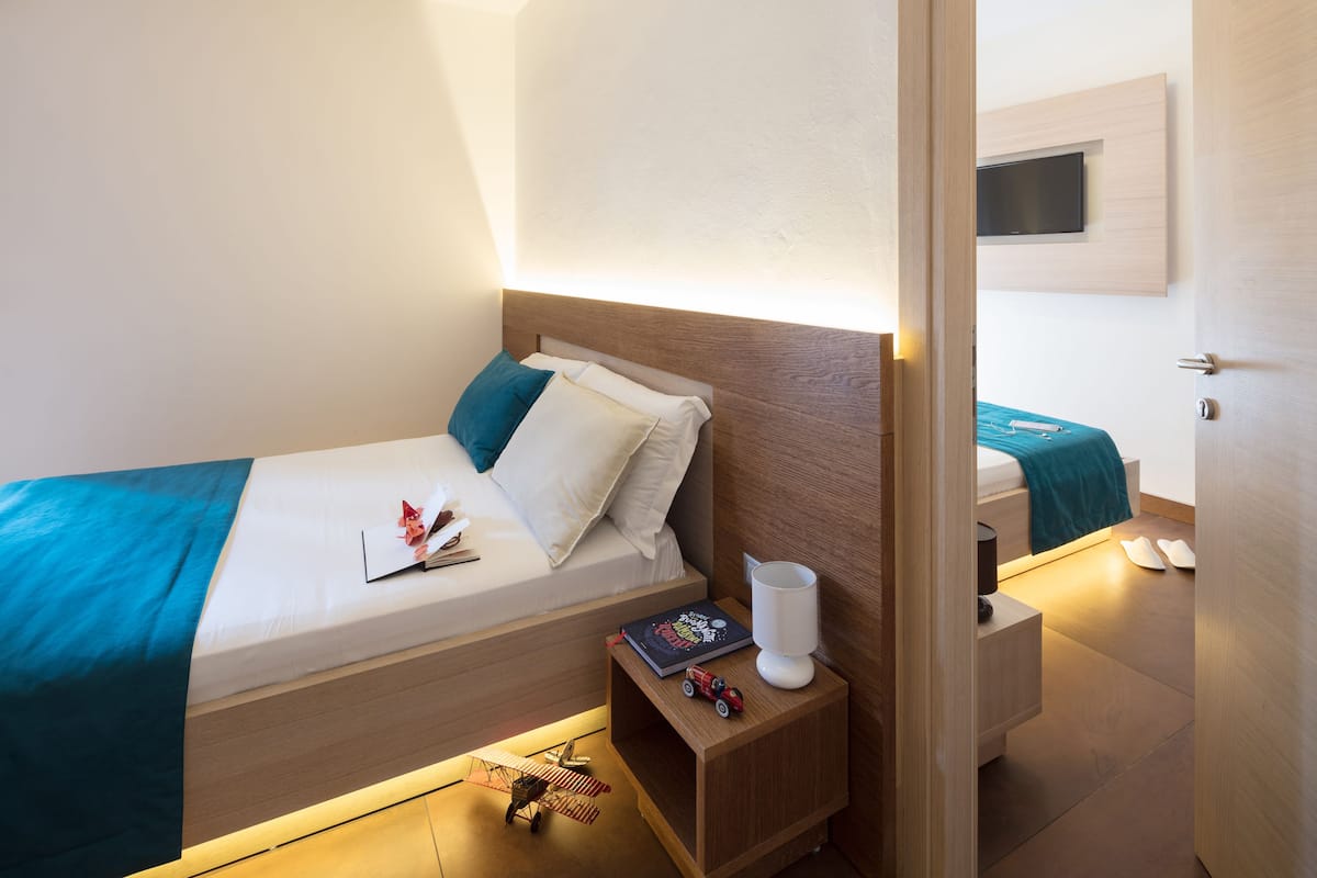 Tweepersoonskamer, 2 slaapkamers, kamers met tussendeur | Een kluis op de kamer, een bureau, een strijkplank/strijkijzer