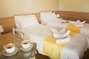 Standaard kamer, 1 twee- of 2 eenpersoonsbedden | Een kluis op de kamer, een bureau, gratis babybedden, gratis wifi