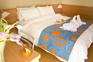 Chambre Standard double ou avec lits jumeaux | Coffre-fort, bureau, lit de bébé (gratuit), accès au Wi-Fi (inclus)