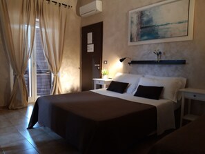 デスク、防音設備、アイロン / アイロン台、ベビーベッド (無料)