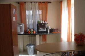 朝食 (コンチネンタル ブレックファスト)、毎日提供 (無料)