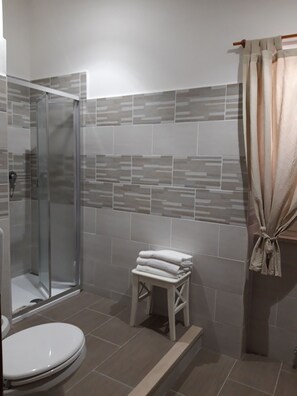 Single Room | Desk, soundproofing, iron/ironing board, free cribs/infant beds