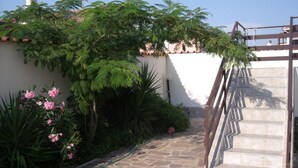 A stone pathway leading to a staircase with a metal railing. - B&B Giorgia Airport (Fiumicino)