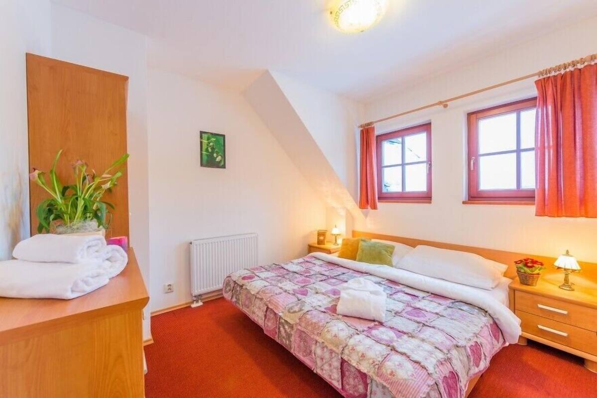 Schreibtisch, Babybetten, kostenloses WLAN, Bettwäsche