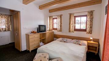 Double Room, Kitchenette | Desk, cribs/infant beds, free WiFi, bed sheets