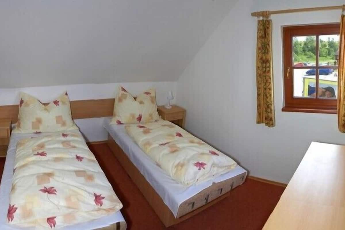 Schreibtisch, Babybetten, kostenloses WLAN, Bettwäsche