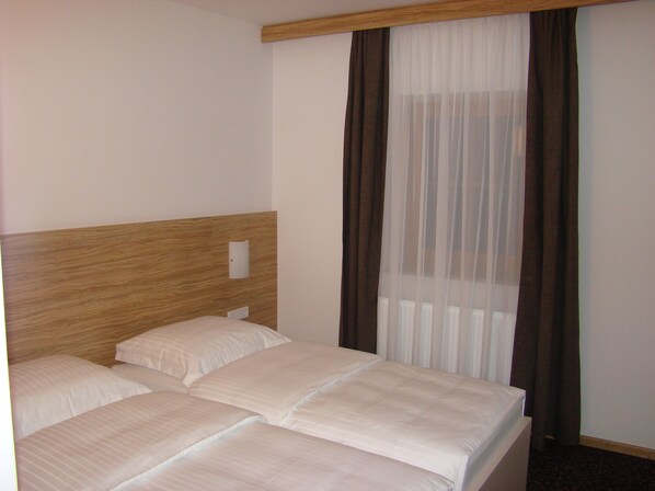 2 bedrooms, hypo-allergenic bedding, minibar, desk