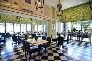 Desayuno para llevar diario (PHP 750 por persona)