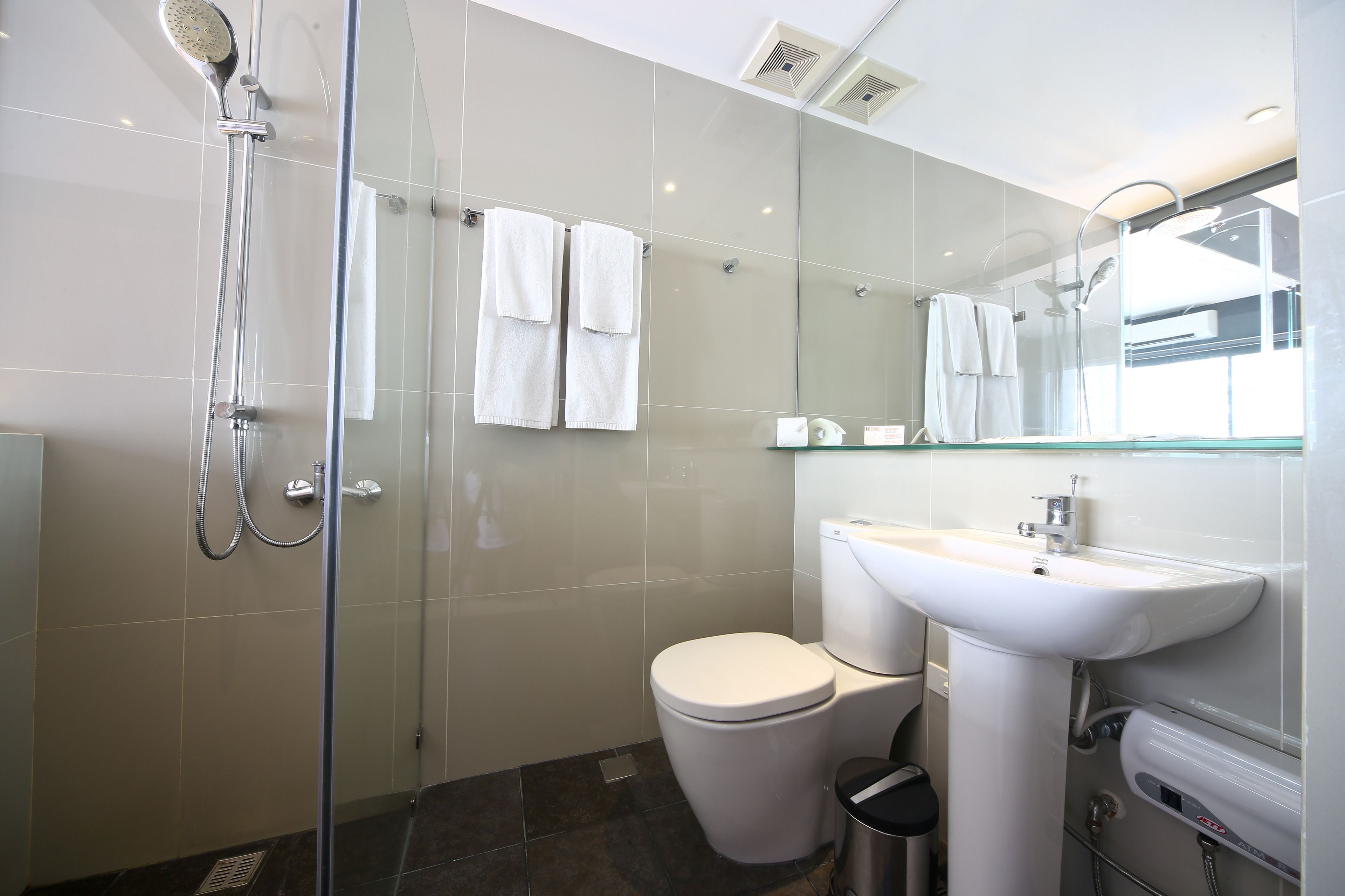 shower, rainfall showerhead, free toiletries, hair dryer