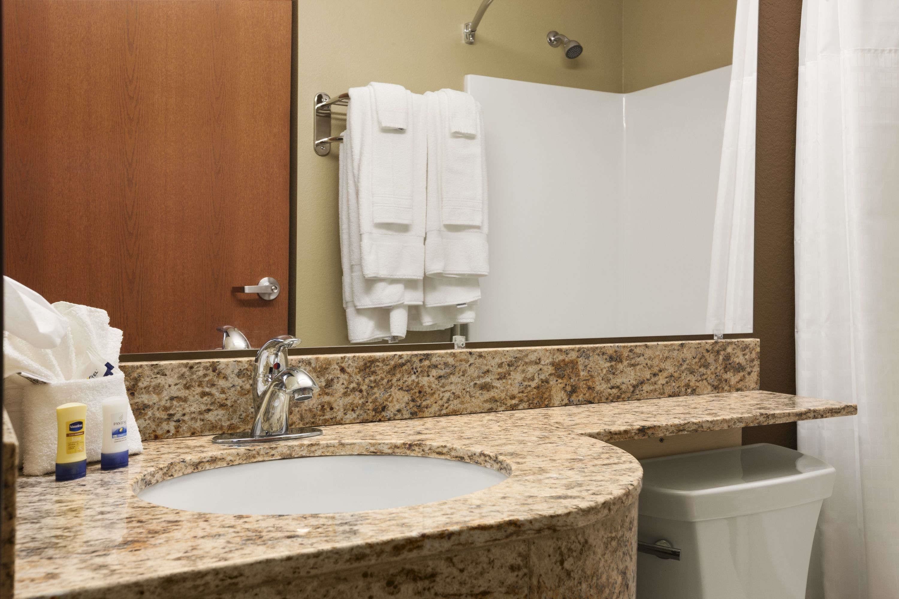 Combined shower/tub, deep soaking tub, free toiletries, hair dryer
